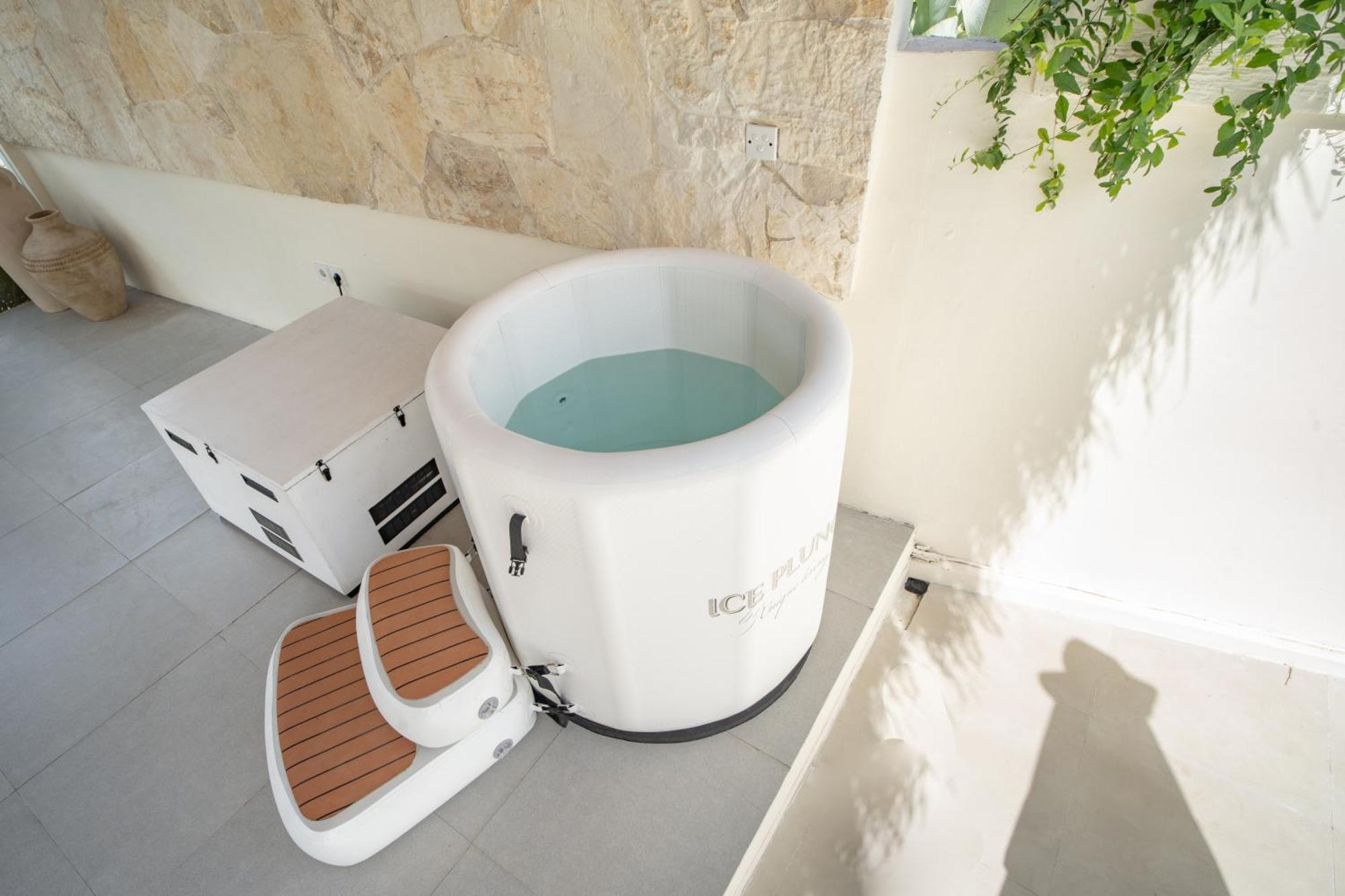 Santorini Sunset New 4 Bedroom With Beautiful Rice Paddy View And A Large Pool * Canggu